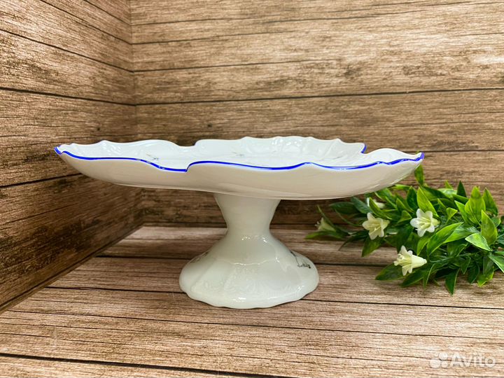 Поднос треуг. на ножке 