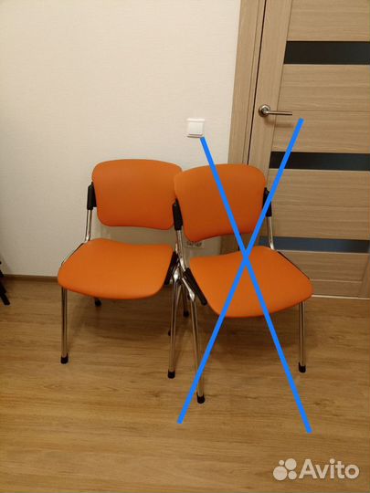 Оранжевый стул с хромированными ножками