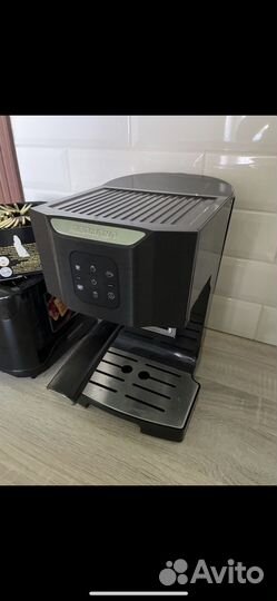 Кофеварка рожковая с капучинатором redmond