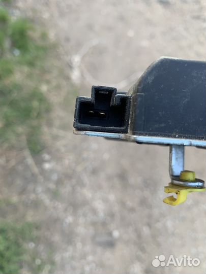 Замок багажника toyota corolla 150