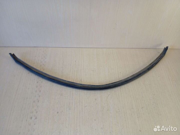 Уплотнитель капота Toyota Land Cruiser Prado 2019