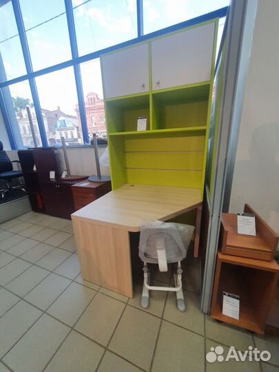 Компьютерный стол угловой с полками