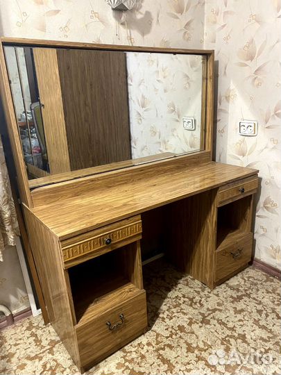 Туалетный столик с зеркалом