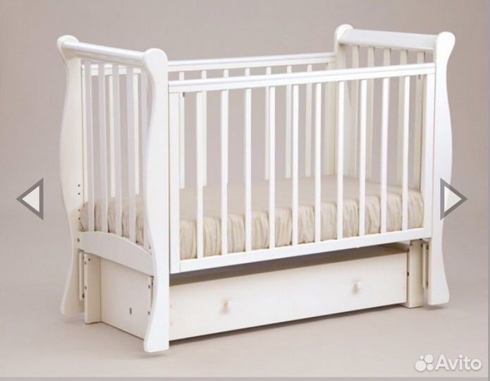 Детская кроватка с маятником