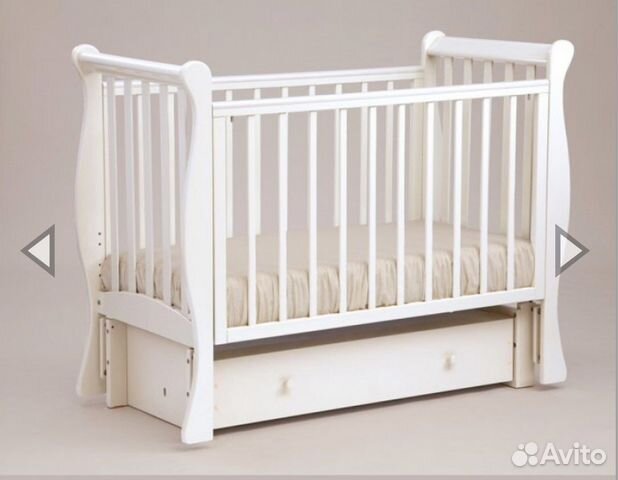 Детская кроватка с маятником