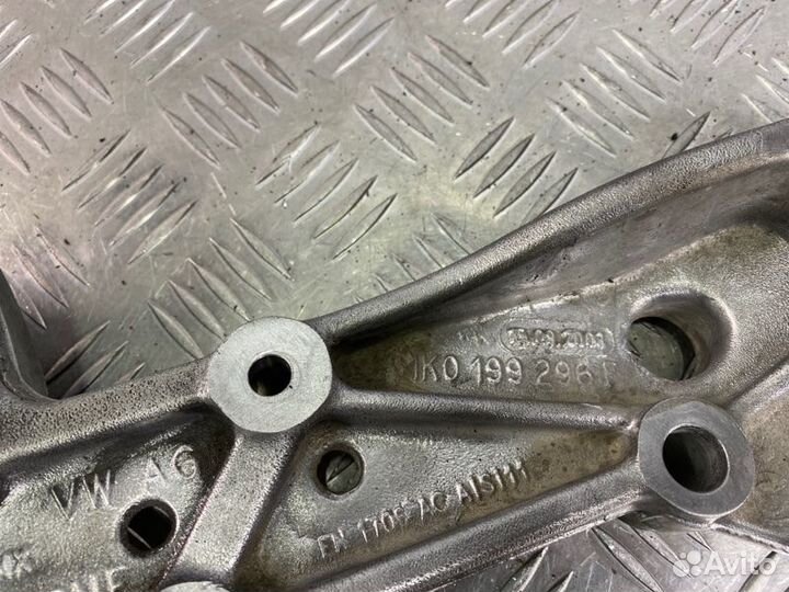 Кронштейн рычага передний правый Volkswagen Golf