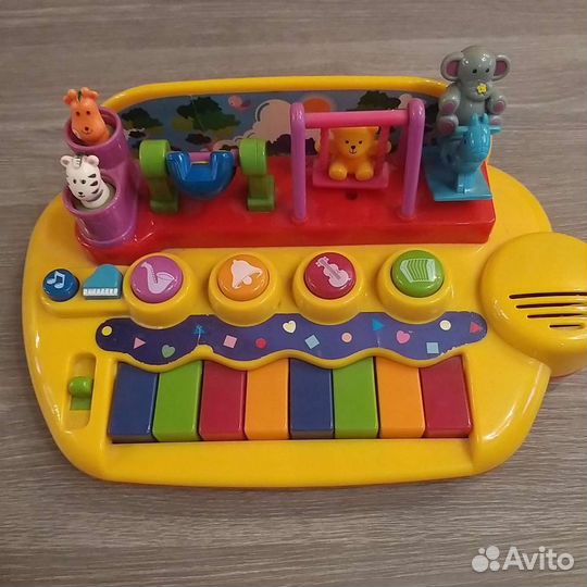 Музыкальное пианино и телефон игрушечный