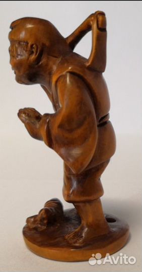 Крестьянин с мотыгои на плече Нэцке Нецке