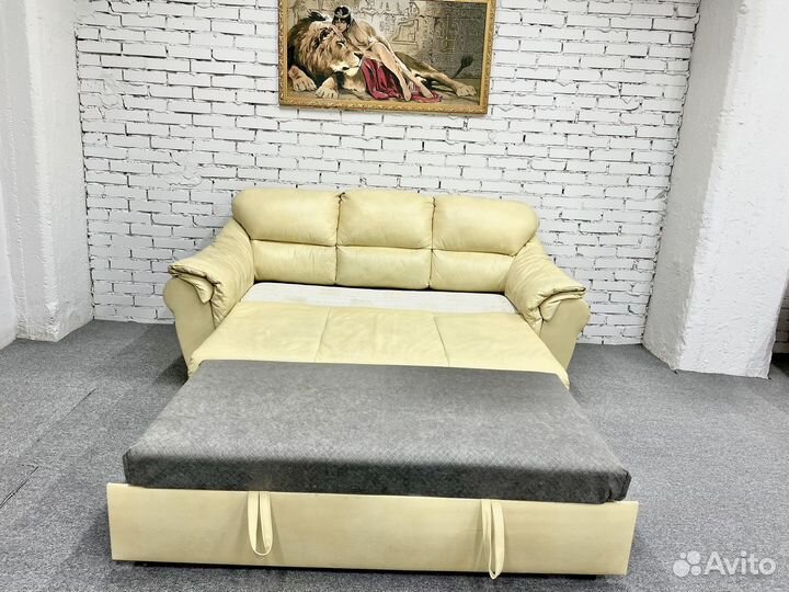 Кожаный диван