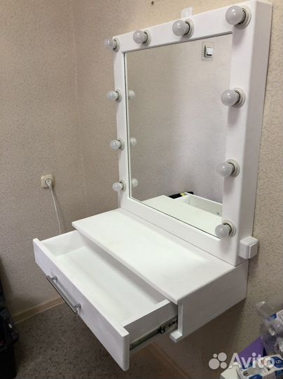 Гримерное зеркало с полкой