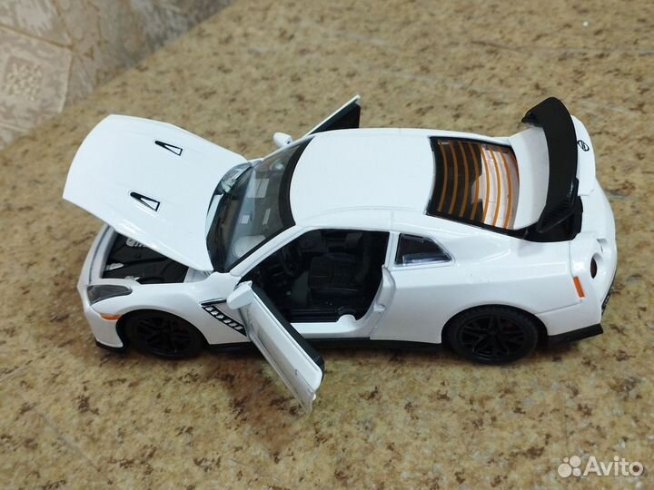Модель автомобиля Nissan GTR масштаб 1:32