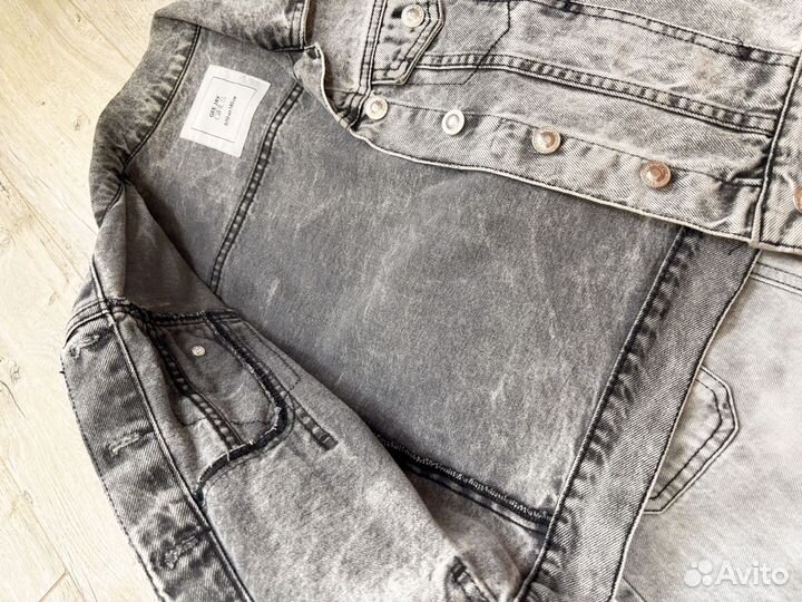 Джинсовая куртка и джинсы бананы