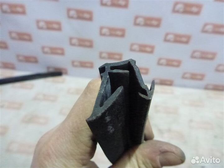 Уплотнительная резинка стекла передняя левая Ford