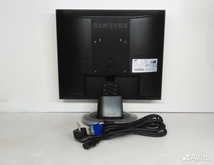 Монитор LCD 17'' Samsung. Кабели в комплекте