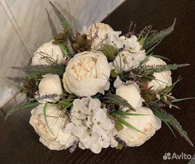 Композиция из искусственных цветов и сухоцветов