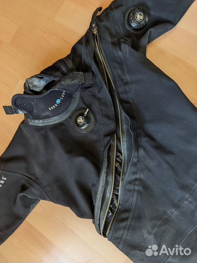 Сухой гидрокостюм для дайвинга