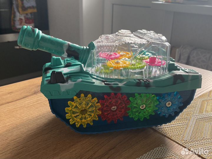 Танк музыкальный световой сам едет игрушка