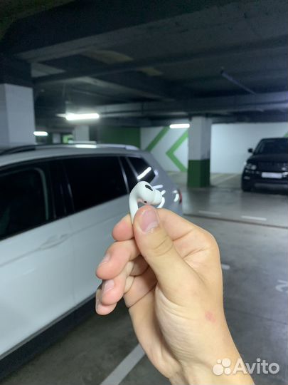 Правый нашуник AirPods Pro