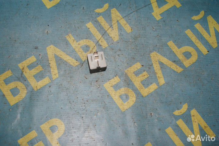 Реле топлевного насоса (черное) Opel Astra