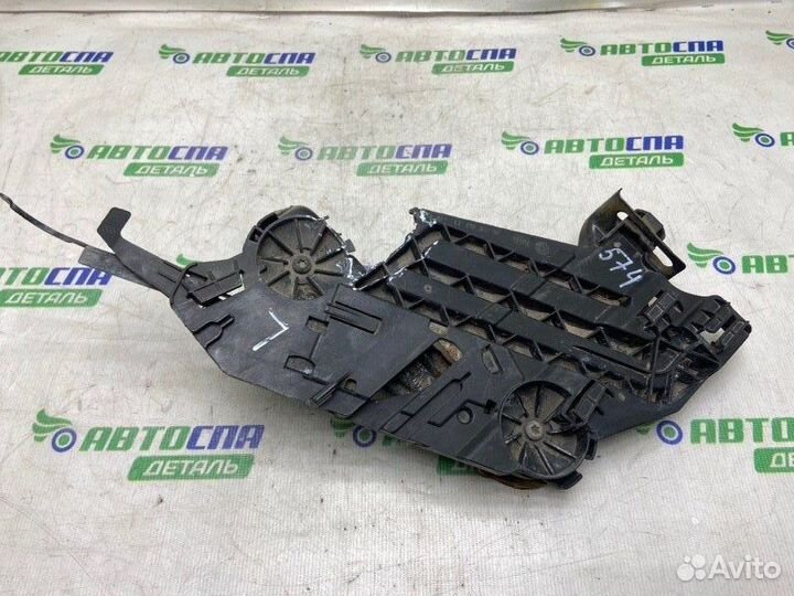 Кронштейн фары передний левый Skoda Octavia A5