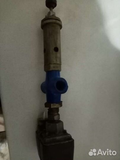 Регулятор давления с предохранительным клапаном