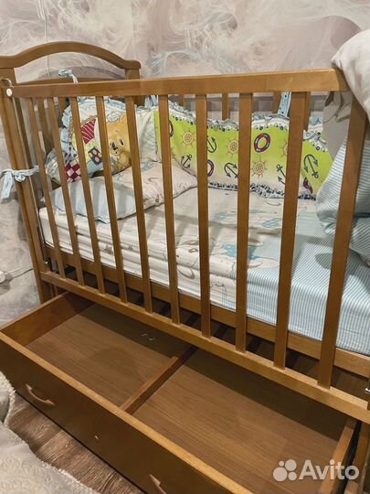 Детская кроватка с поперечным маятником