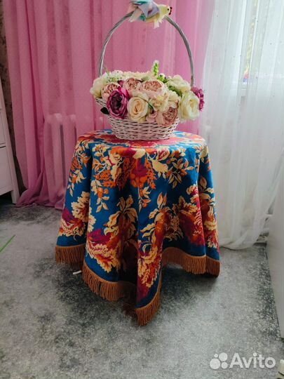 Ковер и антикварная скатерть