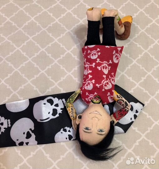 Кукла с тату и тоннелями