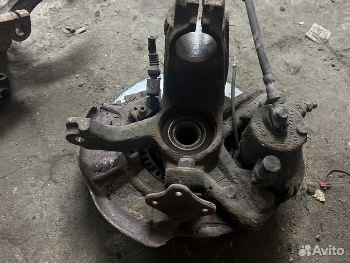 Правый поворотный кулак фольксванен гольф 4