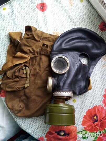 Противогаз с подсумком