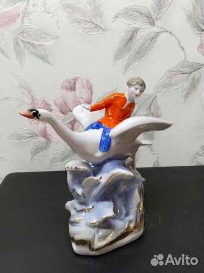Фарфоровая статуэтка 
