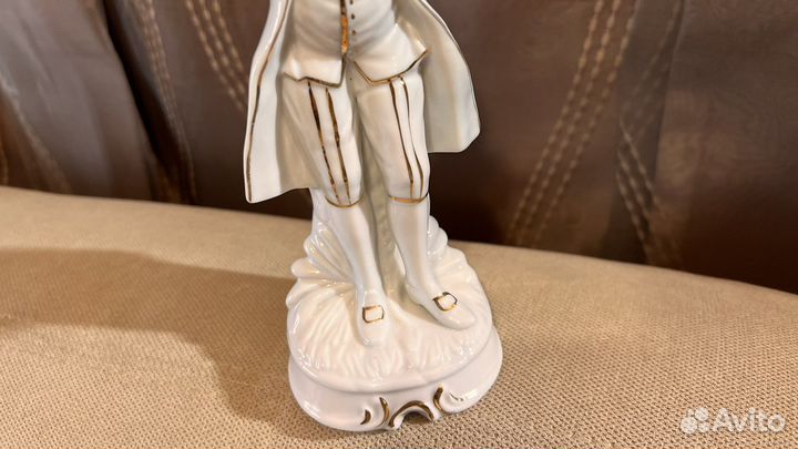Статуэтка фарфоровая 