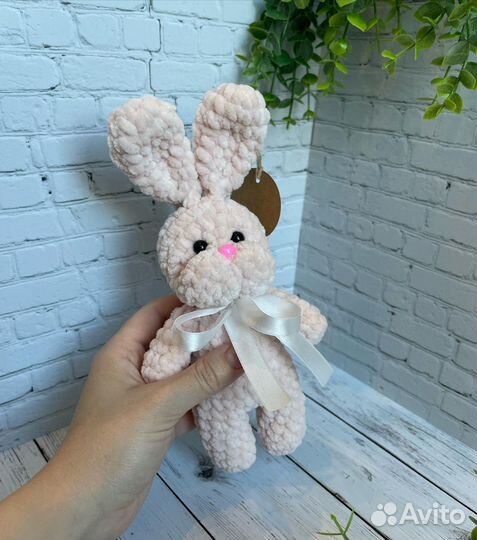 Милый вязаный зайчик