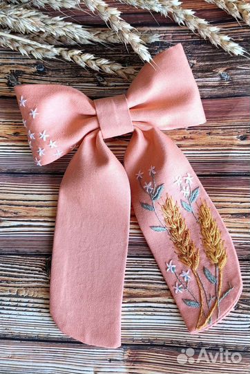 Бант с вышивкой