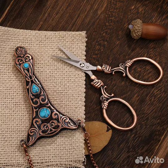Винтажные швейные ножницы в ножнах