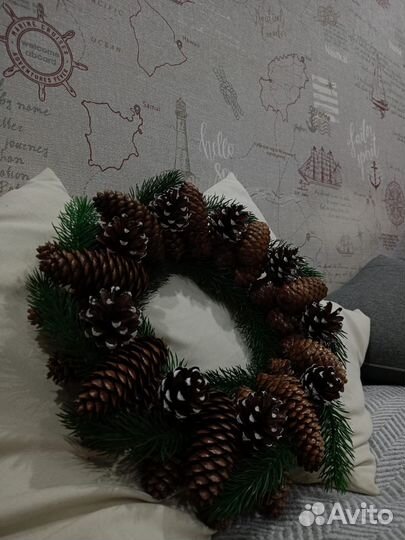 Венок из сосновых и еловых шишек