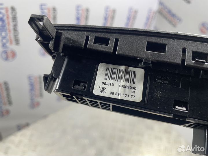 Кнопка аварийной сигнализации Peugeot 308