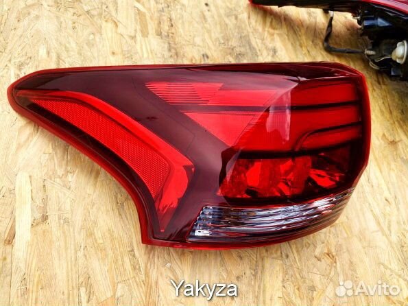 Фонарь в крыло левый Митсубиши Аутлендер 3