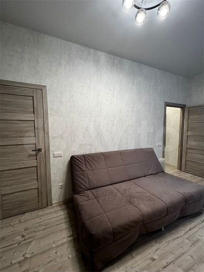 Доля в 4-к. квартире, 98,7 м², 1/5 эт.