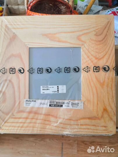 Зеркало в деревянной раме