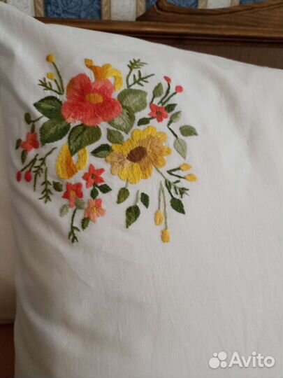 Вышивка ручной работы. Теневая гладь