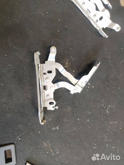 Петля капота левая Mercedes-Benz C-Класс W204/S204