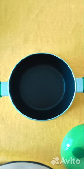 Кастрюля новая с антипригарным покрытием 1,7л