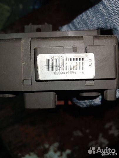 Блок предохранителей Renault Laguna 2720816