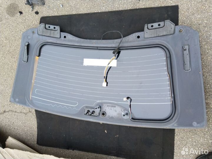 Стекло крышки багажника Jeep Grand Cherokee WK2