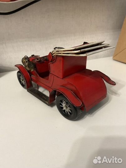 Ретро автомобиль модель 1:18 железная