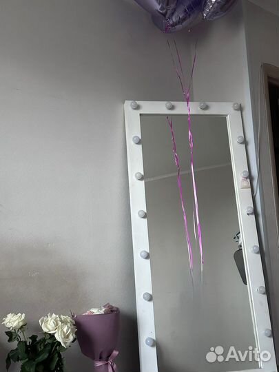 Гримерное зеркало с лампочками