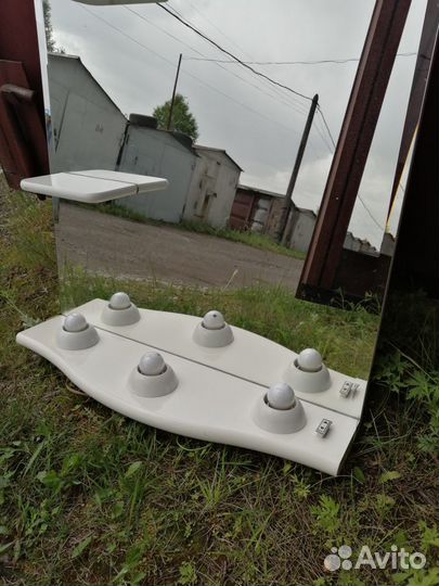 Продам зеркало с полочками