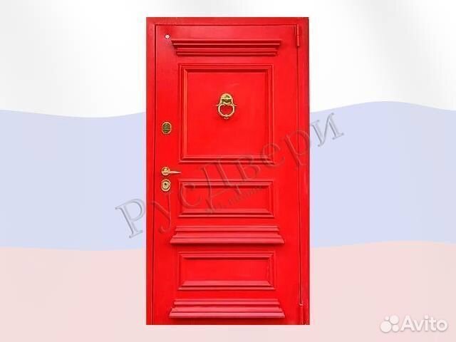 Красная парадная входная дверь для улицы