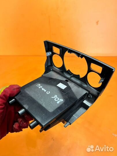 Рамка блока управления печки на Peugeot 308
